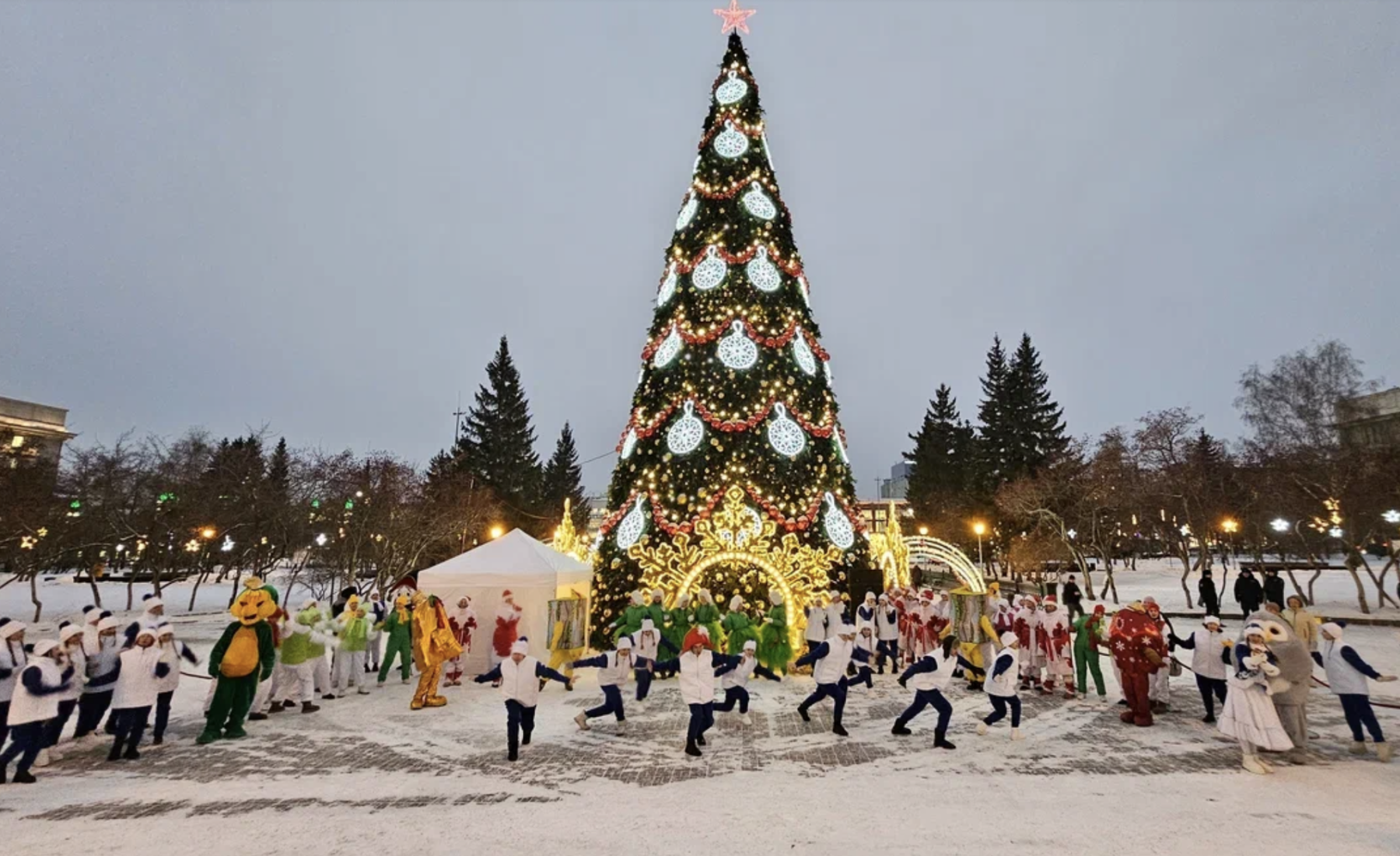 Фото Новосибирск встречает зиму: фоторепортаж с праздничных улиц 6